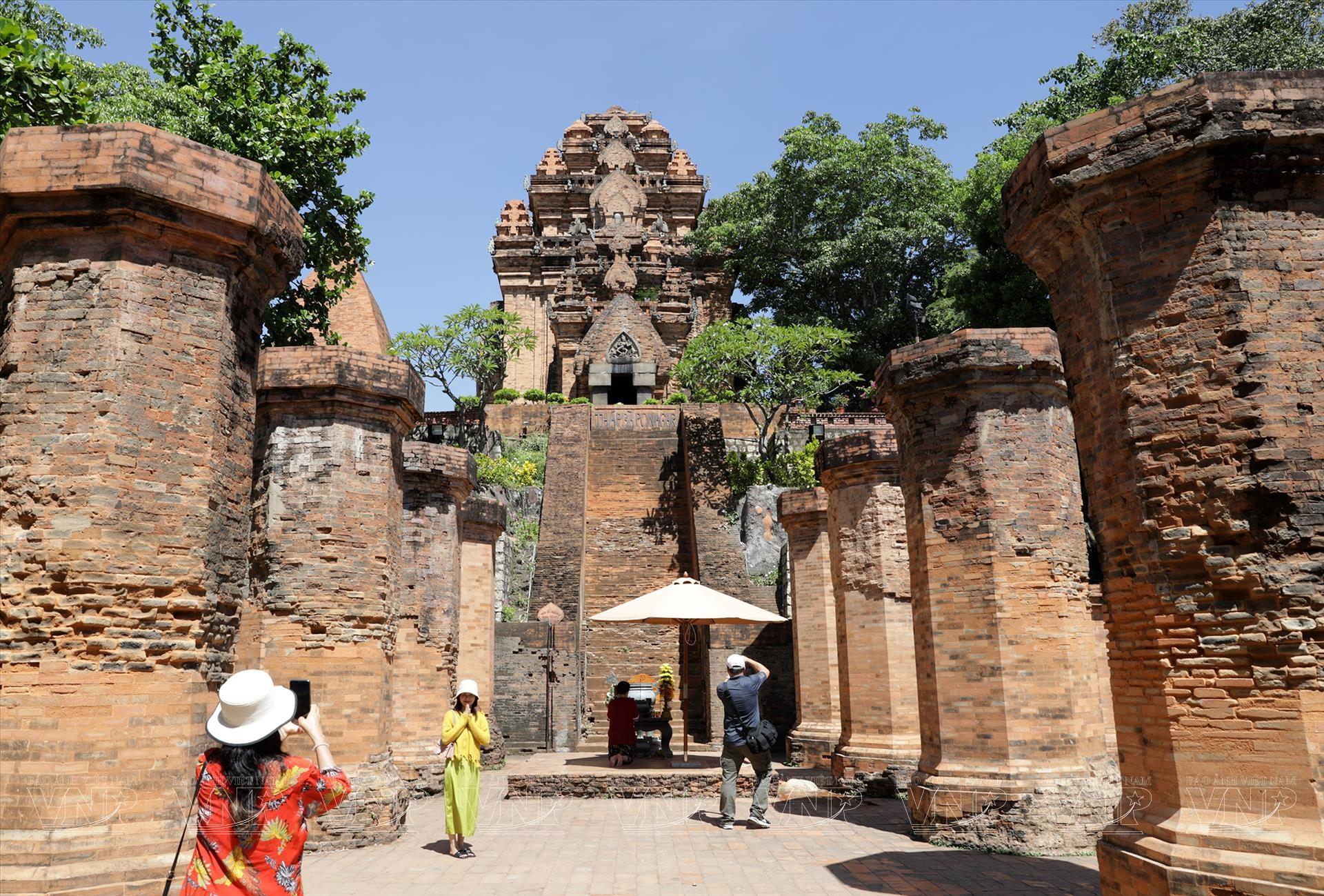 Chi tiết kiến trúc độc đáo của Tháp Bà Ponagar, công trình kiến trúc của người Chăm tại Nha Trang